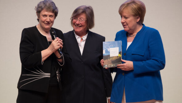 The Chair of the International Peer Review Group, Helen Clark (left), has presented the group’s report to German Chancellor Angela Merkel at the RNE Annual Conference on 4 June 2018. Photo: Ralf Rühmeier, © German Council for Sustainable Development