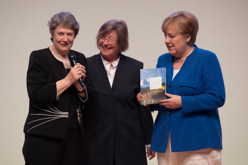 The Chair of the International Peer Review Group, Helen Clark (left), has presented the group’s report to German Chancellor Angela Merkel at the RNE Annual Conference on 4 June 2018. Photo: Ralf Rühmeier, © German Council for Sustainable Development