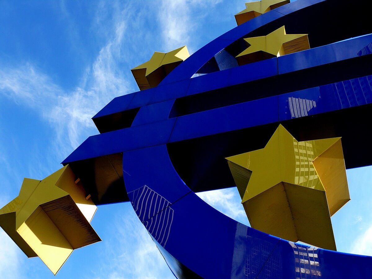 Die Euro-Skulptur am Willy-Brandt-Platz in Frankfurt am Main