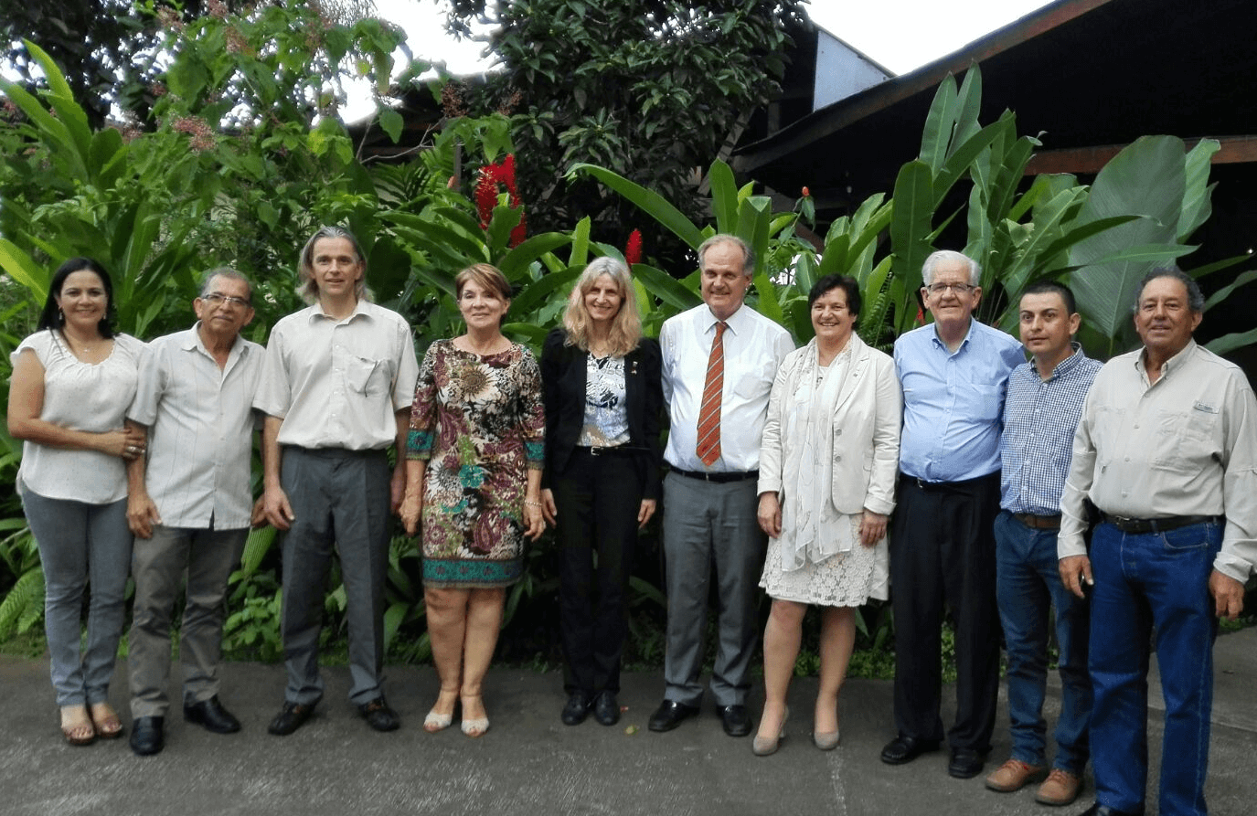 Projektbeteiligte der Delegation aus Costa Rica und Deutschland mit der Stellvertretenden Bürgermeisterin von San Carlos Jenny Chacon (4.v.l.), der Koordinatorin der Klimapartnerschaft Elke Bröckel (5.v.l.), dem Deutschen Botschafter in Costa Rica Dr. Winkelmann (6.v.l.) sowie der Bürgermeisterin aus Schifferstadt (7.v.l.), Foto: © Adifort, Elke Bröckel.