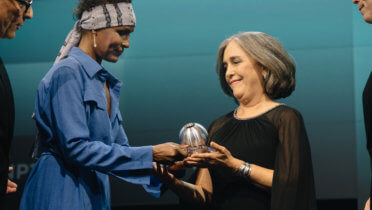 Waris Dirie überreicht Paula Caballero den DNP-Ehrenpreis für ihre Bemühungen zu den SDGs am 22. November in Düsseldorf. Foto: DNP © Dariusz Misztal