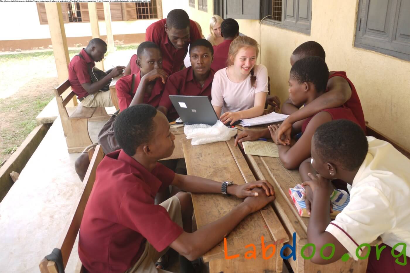 Schülerinnen des Duisburger St. Hildegardis-Gymnasiums bringen nicht nur gebrauchte Laptops nach Ghana – sie helfen auch mit, die Jugendlichen vor Ort mit den Programmen vertraut zu machen. Foto: © Labdoo