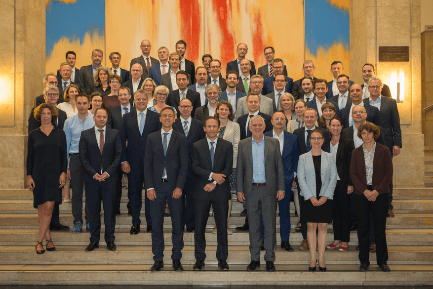 Die Mitglieder des Sustainable Finance-Beirats und weitere Teilnehmende der konstituierenden Sitzung am 06.06.2019. Foto: © Bundesministerium der Finanzen