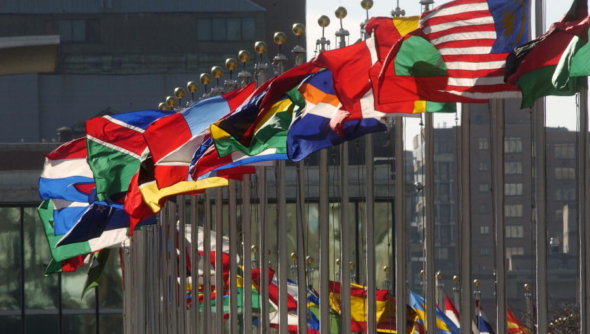 Flaggen der Mitgliedsstaaten an der Zentrale der Vereinten Nationen in New York. Foto: UN Photo/Joao Araujo Pinto