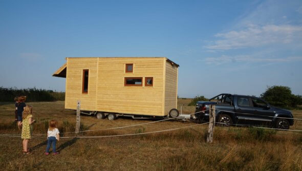 Das Tiny House aus dem Projekt „Klimaschutz in Vorpommern – von der Einöde zum kulturellen Kleinod“ mit Förderung des Fonds Nachhaltigkeitskultur. Foto: © SoLe e.V. / Galke