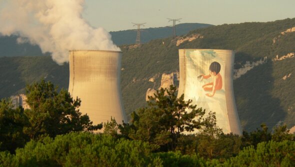 Das Kernkraftwerk Cruas in der Ardèche (Frankreich), seit 1991 schmückt ein Kunstwerk den nördlichen Kühlturm. Foto: David Roumanet / Pixabay