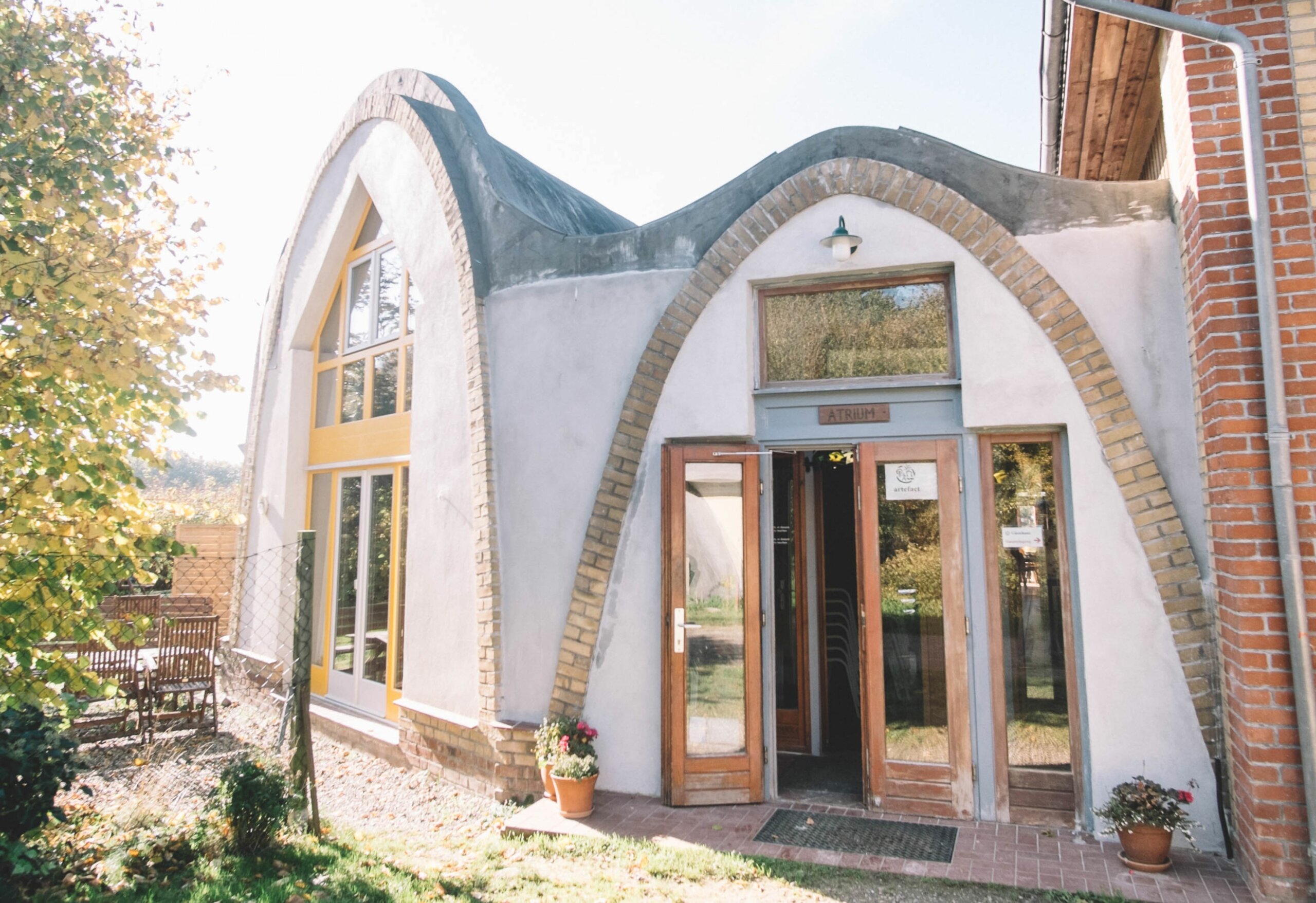 Die Bildungsstätte bietet ein Tagungshaus und ein Gästehaus, beides zu 80 Prozent aus lokalem Material gebaut. Foto: © Karsten Bahnsen