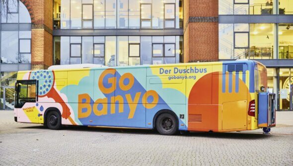 Der farbenfrohe Duschbus von „GoBanyo“ ermöglicht obdachlosen Menschen in Hamburg mehr Würde durch Waschen. Foto: © Julia Schwendner