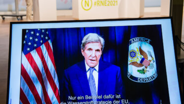 Grußbotschaft von John Kerry, dem Sonderbeauftragten des US-Präsidenten für Klimafragen, auf der 20. Jahreskonferenz des Rates für Nachhaltige Entwicklung am 08.06.2021 (Online-Konferenz). Foto: Ralf Rühmeier © RNE