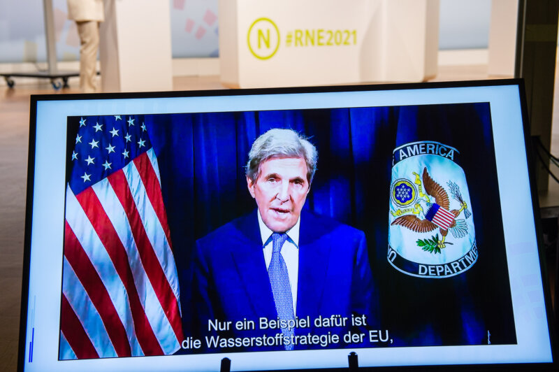 Grußbotschaft von John Kerry, dem Sonderbeauftragten des US-Präsidenten für Klimafragen, auf der 20. Jahreskonferenz des Rates für Nachhaltige Entwicklung am 08.06.2021 (Online-Konferenz). Foto: Ralf Rühmeier © RNE