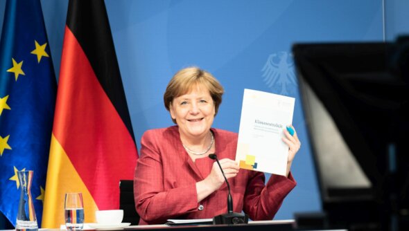 Übergabe des Positionspapier zur Klimaneutralität an Bundeskanzlerin Dr. Angela Merkel. Foto: © Bundesregierung/Steins