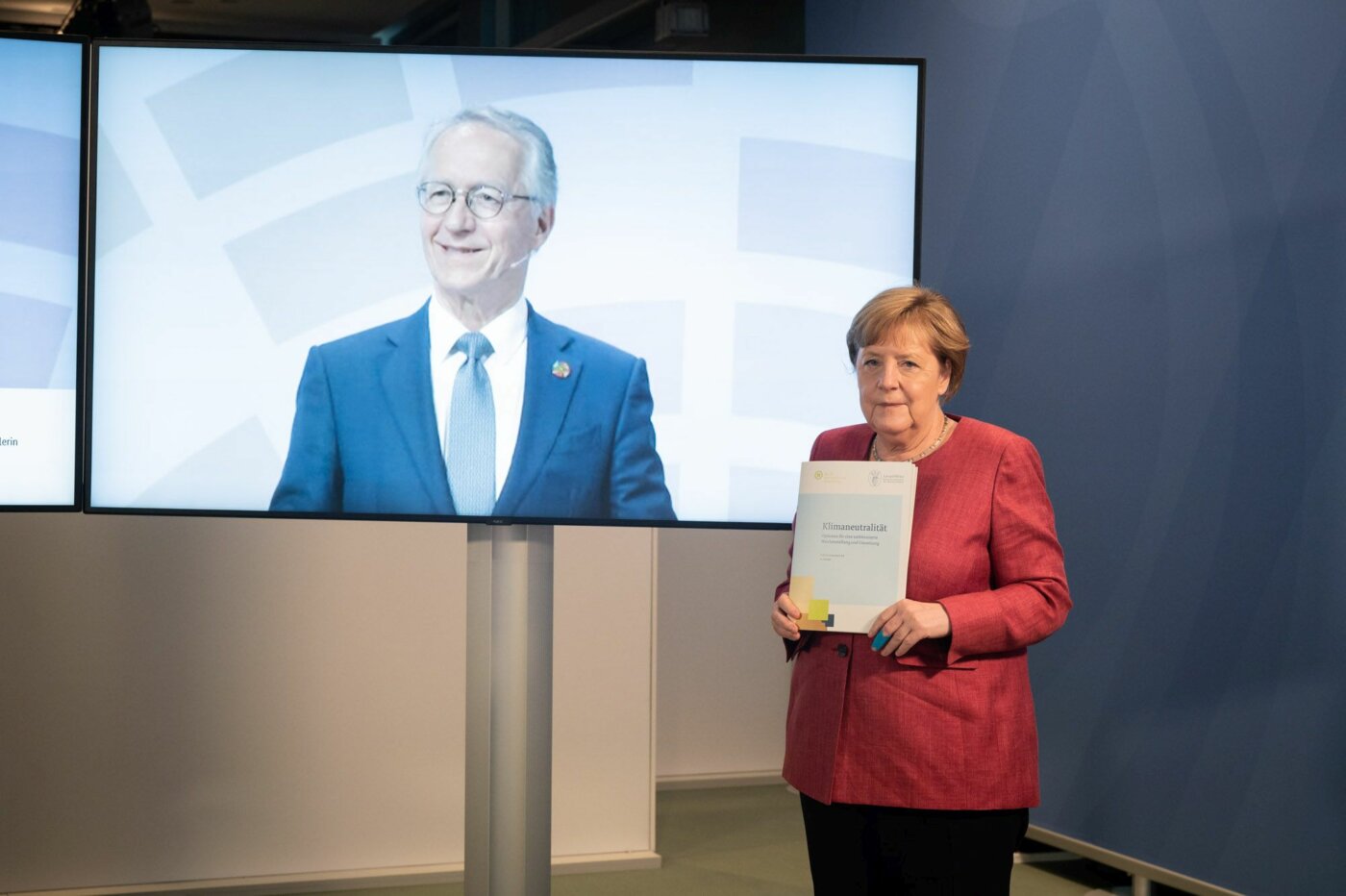 Übergabe des Positionspapier zur Klimaneutralität an Bundeskanzlerin Dr. Angela Merkel. Foto: © Bundesregierung/Steins