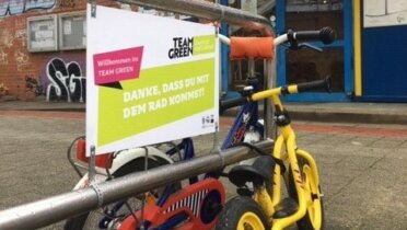 „Danke, dass du mit dem Rad kommst“: Mit Sprüchen am Fahrradständer sollen die Mitglieder zur nachhaltigen Anreise zum Sportkurs motiviert werden. Foto: © TSG Bergedorf