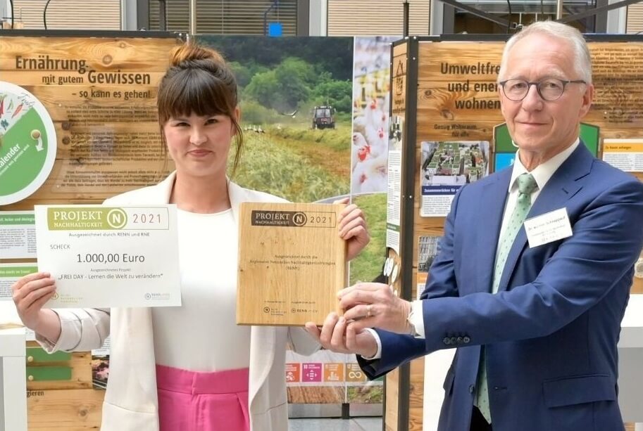 Ratsvorsitzender Dr. Werner Schnappauf überreicht FREI DAY die Auszeichnung als Transformationsprojekt 2021. Foto: Schule im Aufbruch (Twitter)