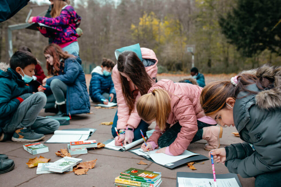 Schülerinnen und Schüler an der Wilhelm-Busch-Realschule nehmen den dortigen Lebensraum Schule unter die Lupe. Foto: die urbanisten © Nigine Ava Khorosh