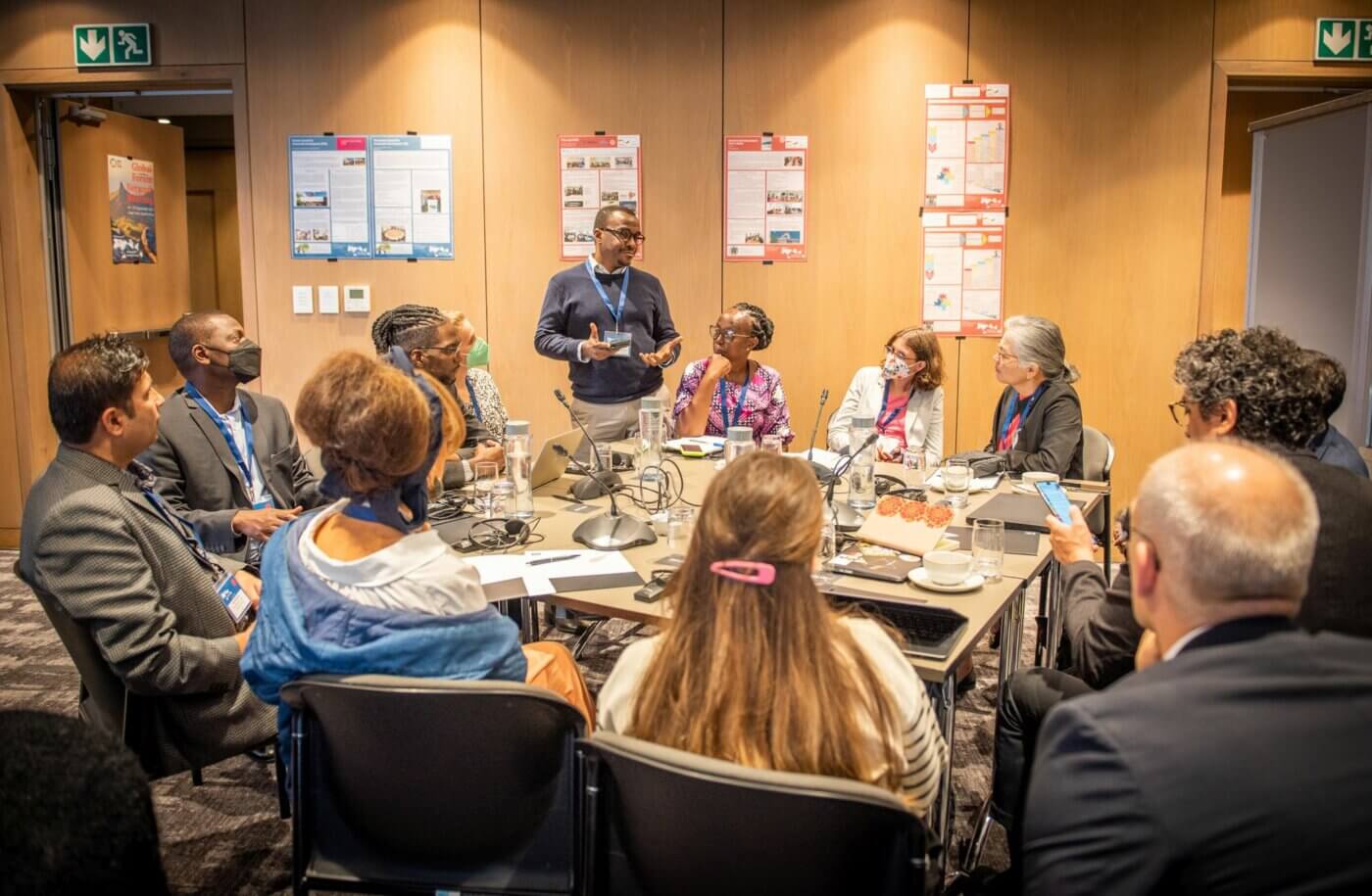 Einige Teilnehmer des Global Forum diskutieren an einem kleinen Tisch auf dem Netzwerktreffen in Kapstadt.