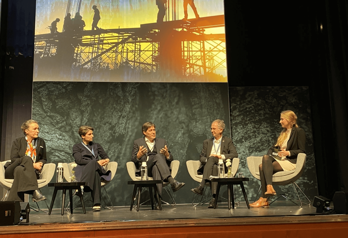 Fünf Personen sitzen auf einer Bühne und diskutieren in einem Dialogforum bei der Veranstaltung des Deutschen Nachhaltigkeitspreises.