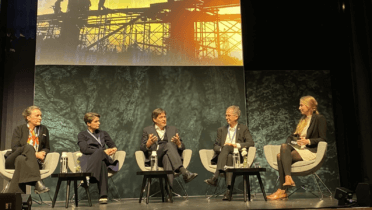 Fünf Personen sitzen auf einer Bühne und diskutieren in einem Dialogforum bei der Veranstaltung des Deutschen Nachhaltigkeitspreises.