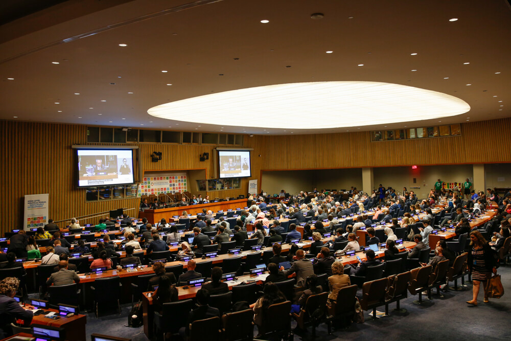 Teilnehmende versammeln sich bei der Abschlussveranstaltung des HLPF 2023. Foto: IISD/ENB © Kiara Worth