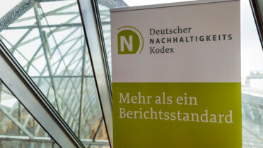 Bild einer Stellwand mit der Aufschrift: Deutscher Nachhaltigkeitskodex - Mehr als ein Berichtsstandard