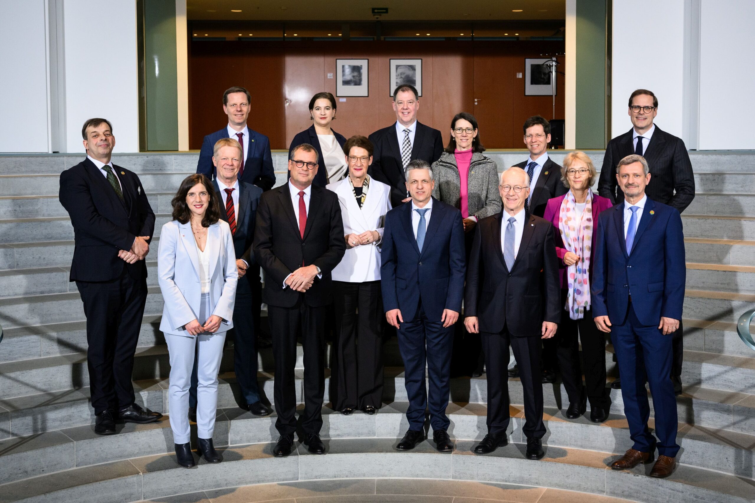 Gruppenfoto des Rates für Nachhaltige Entwicklung (RNE) im Bundeskanzleramt auf einer Treppe. In der Mitte steht der Chef des Bundeskanzleramts Thorsten Frei.