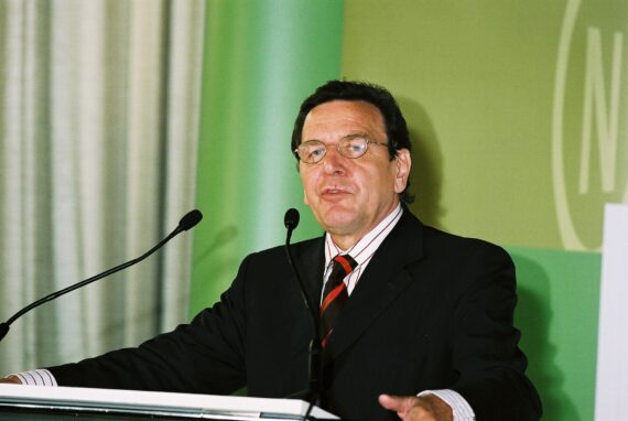 Bundeskanzler Gerhard Schröder beruft den ersten Rat für Nachhaltige Entwicklung.